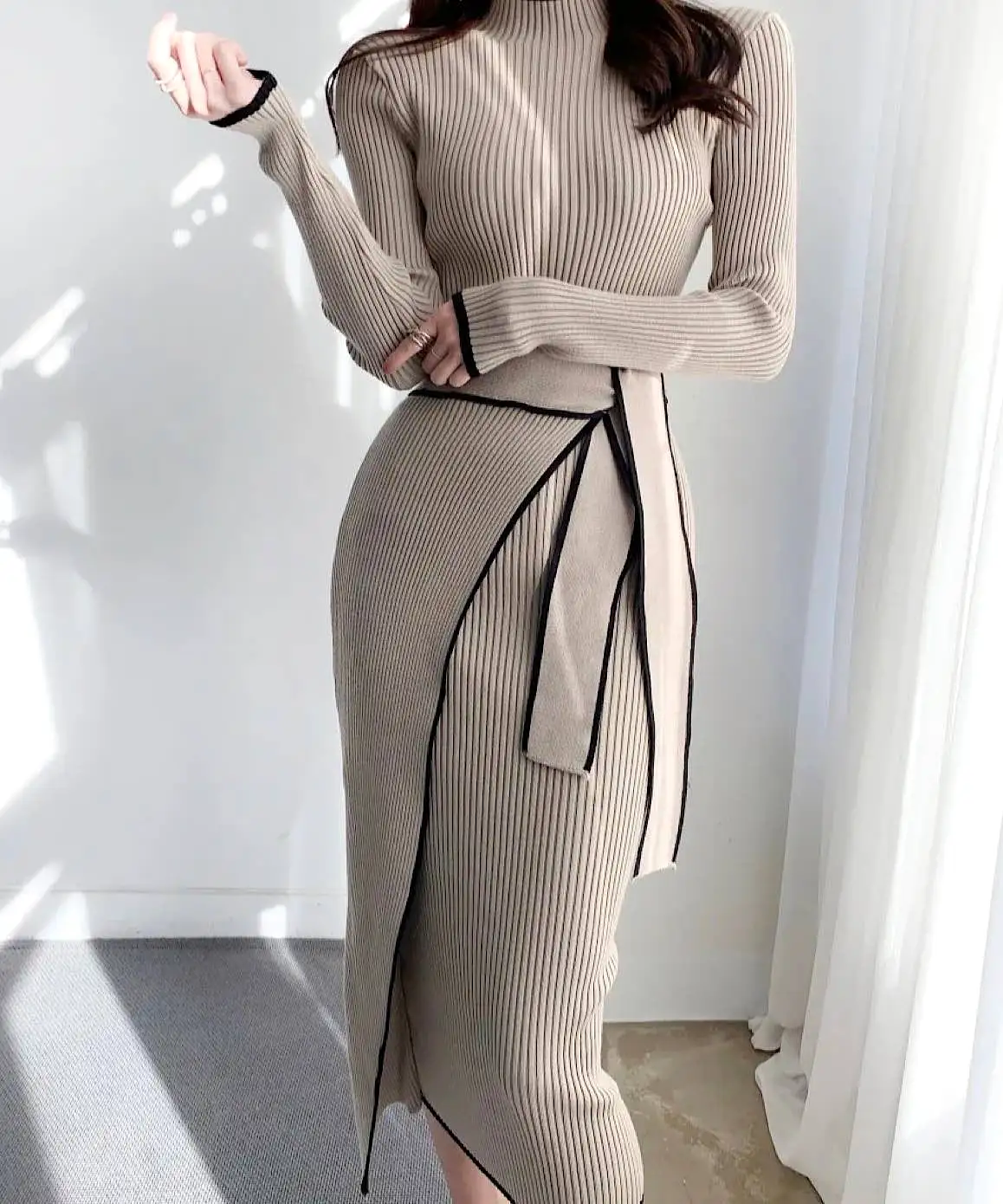 High Neck Contrast Edge Tie Midi Dress